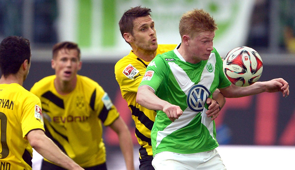 Wolfsburg's Kevin De Bruyne (r) and Dortmund's Sebastian Kehl in action during the German Bundesliga soccer match between VfL Wolfsburg and Borussia Dortmund in Wolfsburg, Germany, 16 May 2015. Photo: PETER STEFFEN/dpa (EMBARGO CONDITIONS - ATTENTION - Due to the accreditation guidelines, the DFL only permits the publication and utilisation of up to 15 pictures per match on the internet and in online media during the match)  Dostawca: PAP/DPA.
