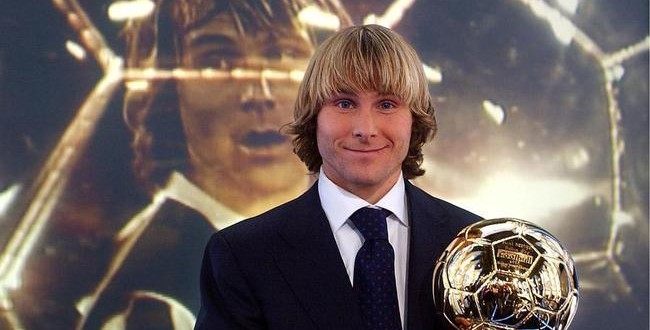 France Football przyznał Złotą Piłkę Pavlovi Nedvedovi w 2003 roku.