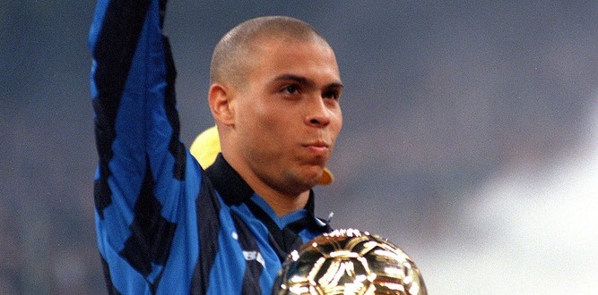 Złota Piłka magazynu France Football trafiła do Brazylijczyka Ronaldo 2002. Wówczas Ronaldo wraz z Brazylią wygrał Mistrzostwa Świata, sam został królem strzelców turnieju.